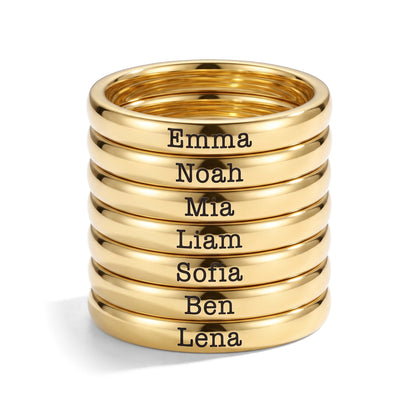 Tunn stapelbar namnring – guld – 7 ringar staplade