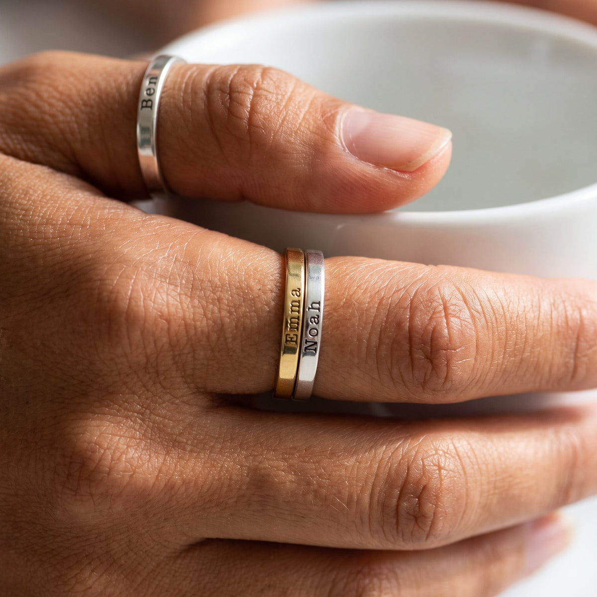 Tunn stapelbar namnring – guld & silver – staplade, burna, närbild